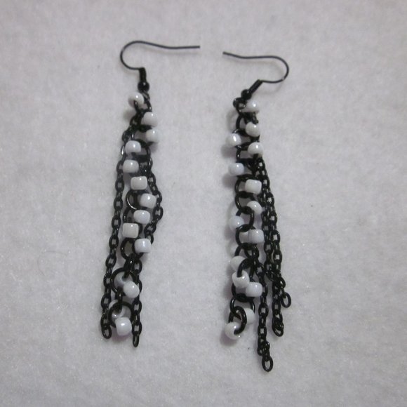 Black and White Chain Link Seed Bead Earrings. - Picture 1 of 4
